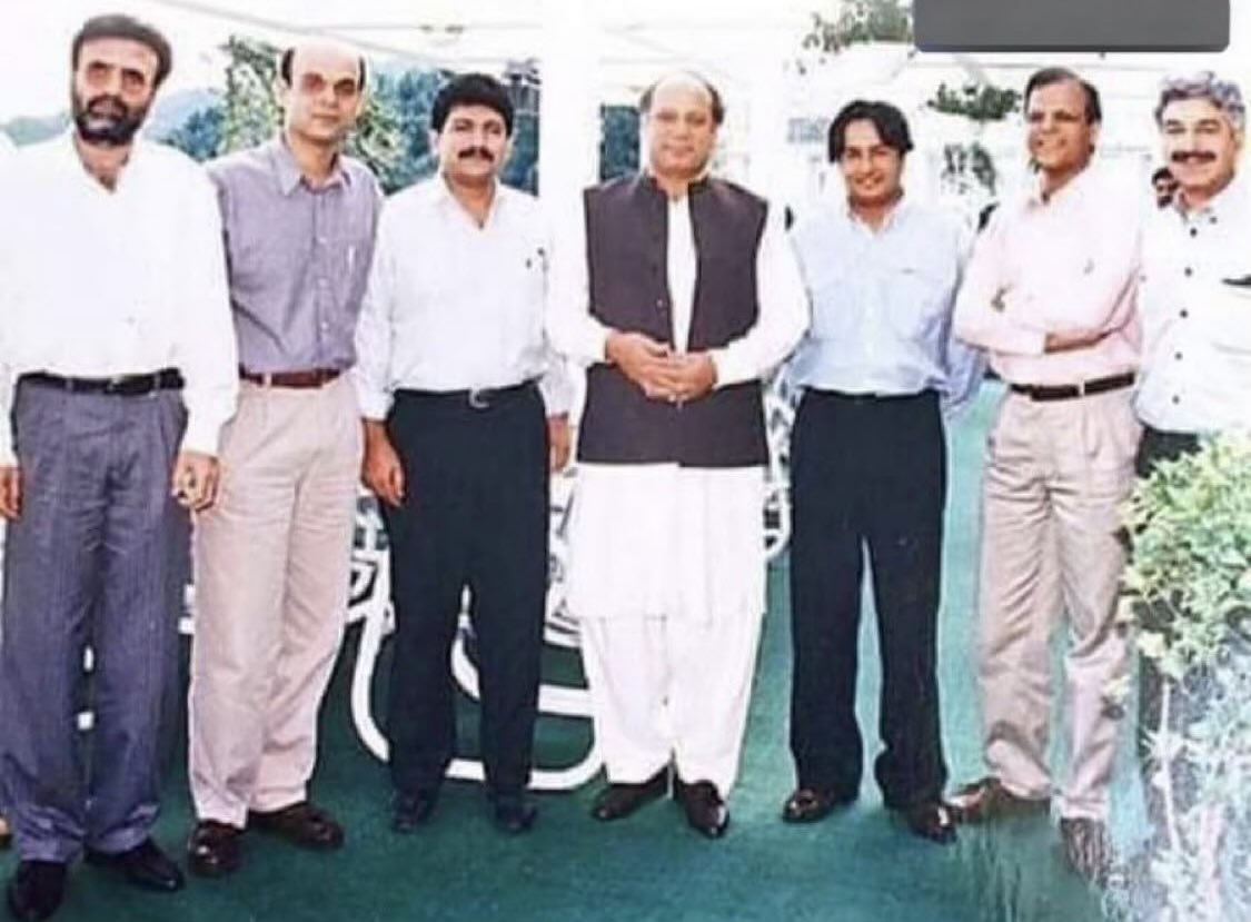 AmirMateen2's tweet photo. اویس لغاری اک منافق سیاست دان ہے۔ جو اس نواز شریف کے گن گاتا ہے جو ڈیرہ غازی خان جلسے میں اس کے والد فاروق لغاری کو انگریزوں کے کتے نہلانے والا سیاستدان کہتا رہا۔ پھر اس پر ٹیکس چوری کا مقدمہ گیا۔ فاروق لغاری کو بے نظیر فاروق بھائ کہتی تھیں اور جب نواز شریف نے ہمیں (تصویر والے صحافیوں) کو بھوربن میں بتایا کے بھائ بہن کو چاقو مار رہا ہے یعنی بے نظیر کی 1996 کی حکومت کو گرانے کے لیے راغب ہے۔ ہم سب نے یہ لکھا کہ نواز شریف یہ کہ رہا ہے۔ بے نظیر نے ماننے سے انکار کر دیا کہ فاروق لغاری میرا بھائ ہے وہ ایسا نہی کر سکتا۔ بے نظیر کی حکومت گرنے سے اک دن پہلے چند صحافیوں کی فاروق لغاری سے میٹنگ ہوئ۔ اس میں مرحوم ضیا الدین اور انجم نیاز کے علاوہ میں، نصرت جاوید، محمد مالک اور حامد میر تھے۔ ہم نے فاروق لغاری سے پوچھا کہ کیا وہ بے نظیر کی حکومت کو برخواست کر رہے ہیں۔ انہوں نے کہا سوال ہی پیدا نہی ہوتا۔ وہ میری بہن ہے۔ سب کی آنکھوں میں آنکھیں ڈال کر ایسا کہا۔ اس طریقے سے ہمیں شرم آ گئ۔ اور اگلے دن بے نظیر کی حکومت توڑ دی۔ اویس اس فاروق لغاری تمن دار کا بیٹا ہے۔بلوچ تمن دار تو چھوڑیں عام بلوچ بھی زبان دے دے تو جان جائے مگر عہد نہی توڑے گا۔ پتہ نہی کیسے بلوچ ہیں یہ۔ تمن دار تو چھوڑیں۔ نہ باپ دادا کی عزت نہ قبیلے کی اور نہ زبان کی۔ اسی لئے لوگ ان کو ووٹ نہی دیتے۔ فارم پنتالیس ان کی مجبوری ہے۔ یہ سب کچھ بیچ چکے۔ اب بجلی ہر جھوٹ بول رہے ہیں۔