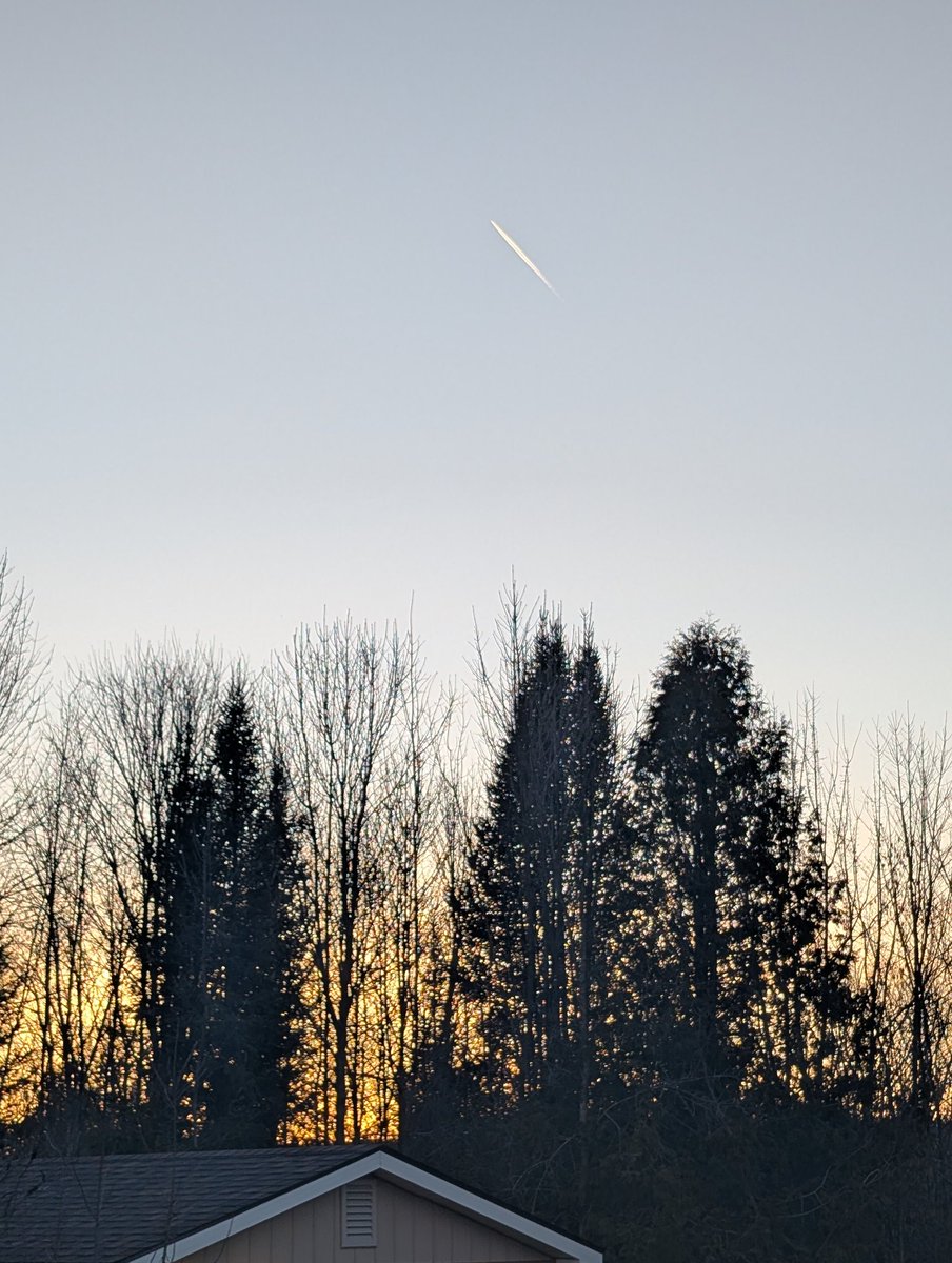 ChrisDerro's tweet photo. @flairairlines  F8648 from Winnipeg to Toronto travels over Manitoulin Island at 8:15 p.m. EST Thursday April 16th. 24 minutes to wheels down. https://t.co/jRn9MKuaVI