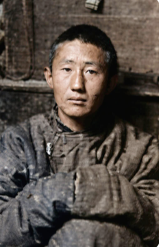 Энэ зураг бол зүгээр нэг хүний хөрөг биш. Энэ бол Монголын оюуныг хоморголон тасалсан үеийн амьд гэрч.

Ламын гэгээний VI дүр Г.Цэрэндорж шоронд хоригдож буй агшин. Нүдэнд нь айдас биш, харин гүн бодол, тэвчээр, бас нэг л зүйл тод харагдана: үнэн хэзээ нэгэн цагт ил болно гэсэн