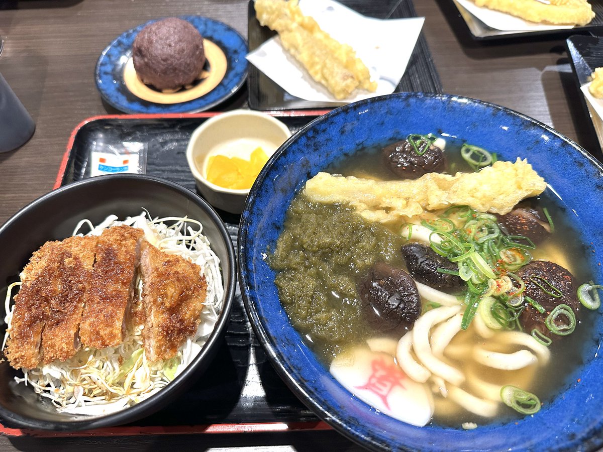 Mamo_photo's tweet photo. 初資さんうどん、初おべんとうのヒライに感動🥺
特に資さんうどんのぼたもちは、素晴らしい😊
九州万歳🙌 https://t.co/Ov5foeeq4t