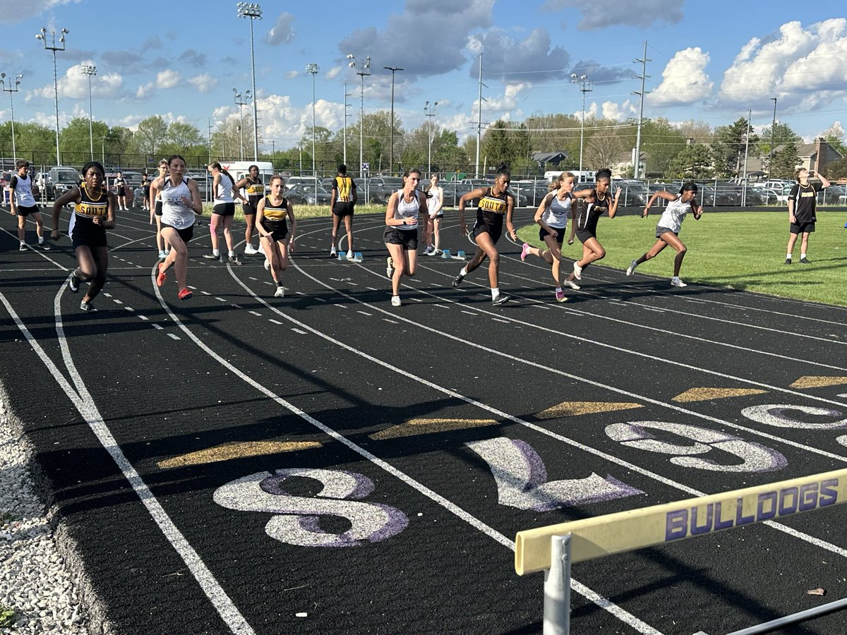 MattHines10's tweet photo. Fun to see the @avonsouth track team tonight! https://t.co/vRA9xUEhsE