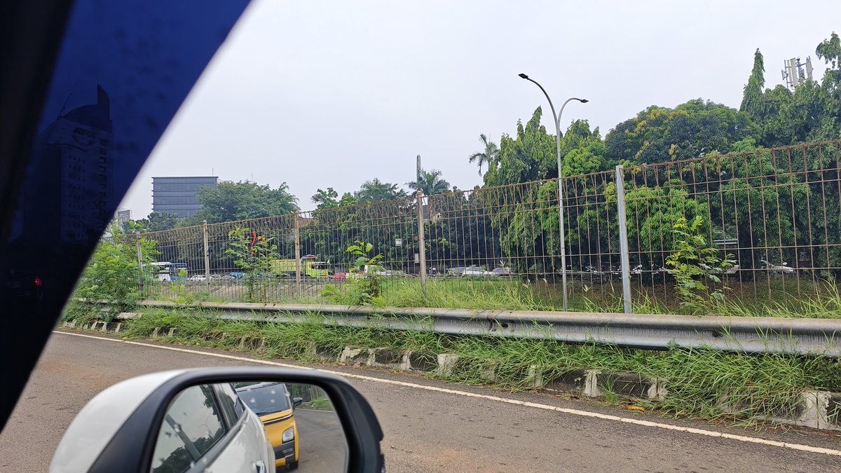 wojcah's tweet photo. Lampu merah Pondok Pinang macat lagi, bukan karena galian PDAM tapi gara-gara truk tanah parkir di bahu jalan sehingga lalu lintas tersendat dan berpengaruh pada bagian jalannya. Mohon di tindak lanjuti @DKIJakarta @dishubjakarta @binamargajaksel https://t.co/mPbLhDixlJ