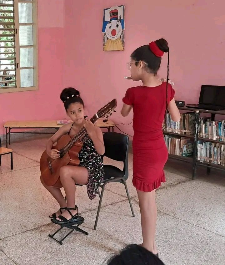 El lago de las Hadas abrió las puertas de la sala infantil "Anisia Miranda" de la Biblioteca Pública Provincial Roberto Rivas Fraga,dónde la poesía,  cuento, música hicieron una combinación perfecta.
Nos acompañaron estudiantes de la Escuela Elemental de Arte "Ñola Sahing Sainz"