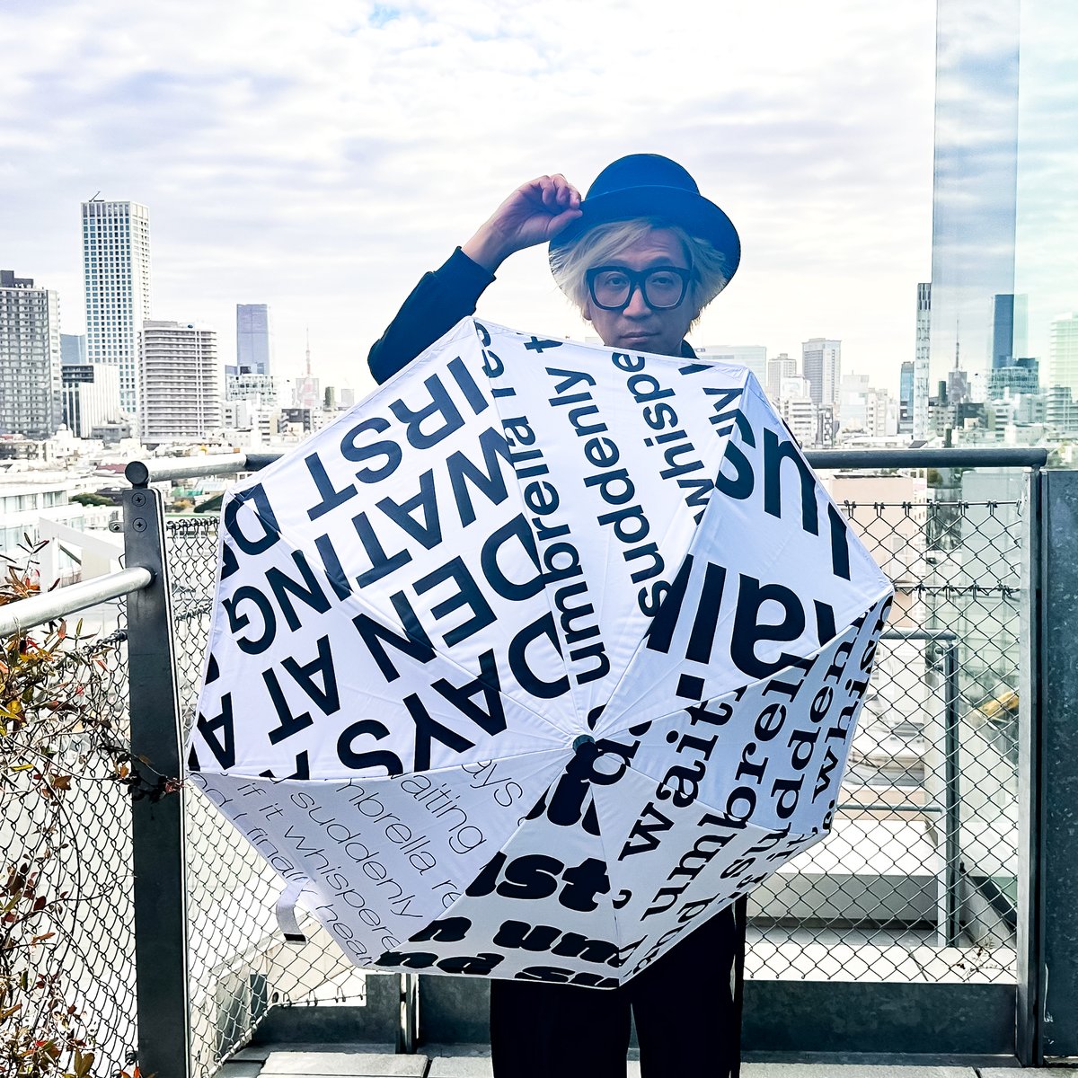 caetlashop's tweet photo. 🌂雨の日を特別な瞬間に変える。
アートディレクター千原徹也氏が
本プロジェクトのために書き下ろした詩「雨の詩」を、英語のタイポグラフィとして傘全体にデザイン。

#雨 #傘 #サエラの傘　

https://t.co/8ZPgvx3RUK https://t.co/HM8kmuXxO7