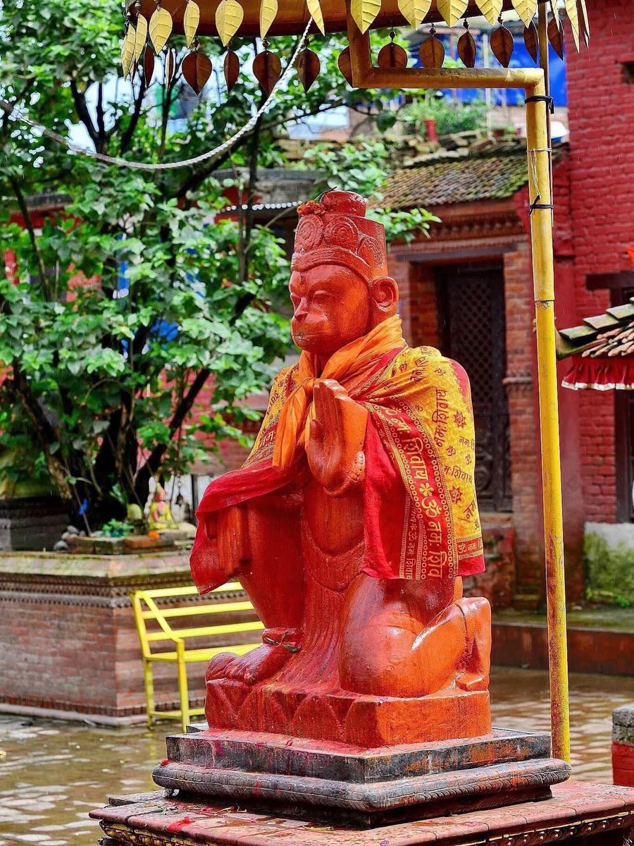 आज शुक्रबार, भगवान हनुमानले हामी सबैको कल्याण गरून्! 🕉️

Statue of Lord Hanuman at Bhringareshwor Temple in Sunakothi, Lalitpur, Nepal 📍

Jay Hanuman, Jay Bajangbali 🙏
Photo: Rajesh Dhungana 

#templesofnepal #visitnepal #nonextquestion