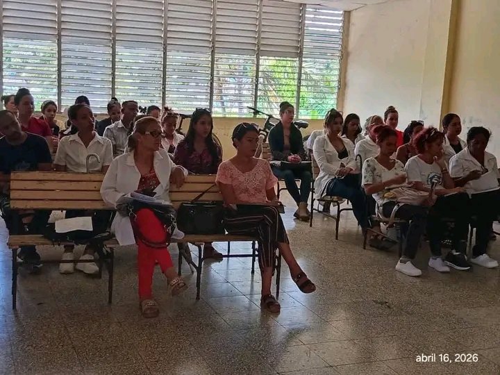MayariPami's tweet photo. Imparte la Dra. Eso en ginecología y obstetricia Damaris Rencurrell Hechavarria capacitación de Código Rojo en el Policlinico Universitario 26 de Julio. #Mayarí https://t.co/rsIwxSRpi1