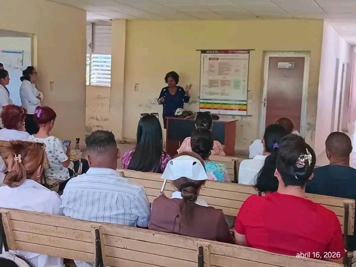 Imparte la Dra. Eso en ginecología y obstetricia Damaris Rencurrell Hechavarria capacitación de Código Rojo en el Policlinico Universitario 26 de Julio. #Mayarí