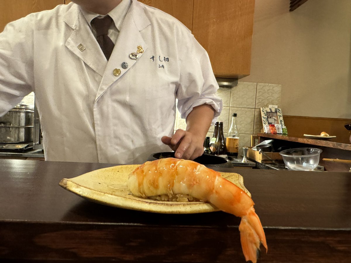 yukinase222's tweet photo. 昨日は久しぶりのすし初（@susihatu ）さんへ🍣春の訪問は初めてでした。

爽やかな風を感じるメニュー。日本酒も相変わらずの多様性感じるラインナップ。そして、山内さんのお話は毎回、新たな学びがあります。今回も日本の歴史背景、哲学のお話をたくさん聞けた印象です✨楽しかったー！ https://t.co/c68jKzZvWQ