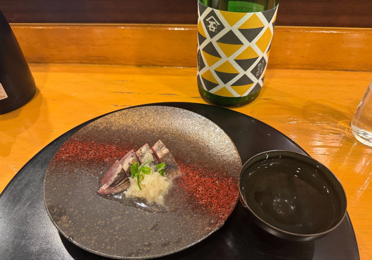 yukinase222's tweet photo. 昨日は久しぶりのすし初（@susihatu ）さんへ🍣春の訪問は初めてでした。

爽やかな風を感じるメニュー。日本酒も相変わらずの多様性感じるラインナップ。そして、山内さんのお話は毎回、新たな学びがあります。今回も日本の歴史背景、哲学のお話をたくさん聞けた印象です✨楽しかったー！ https://t.co/c68jKzZvWQ