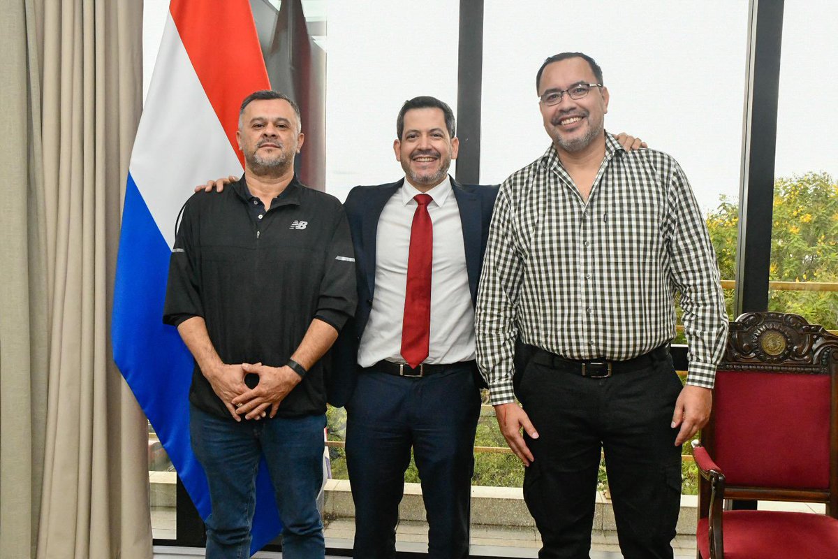 lacostasoy's tweet photo. Apoyo importante para el proyecto Calonga concejal 2026. El actual concejal de Asunción y pre candidato a la reelección, Gabriel Calonga, recibe el apoyo de Humberto Araújo, que aglutina un sindicato en IPS con 7 mil funcionarios. https://t.co/uxyytgXaJP