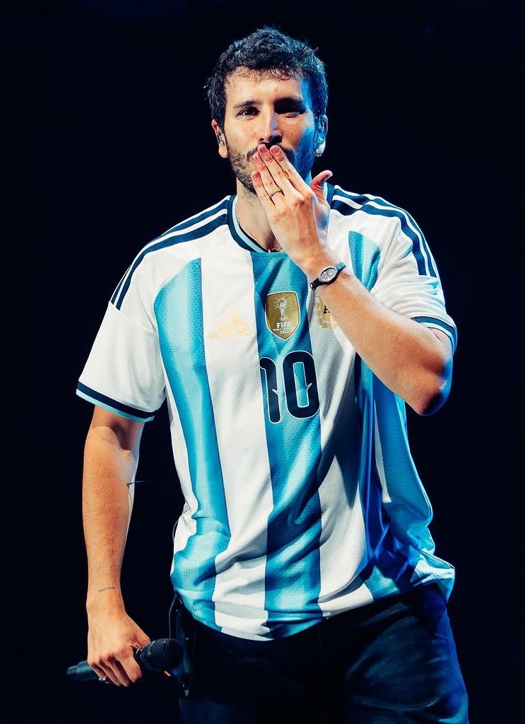 MI HOMBRE CON LA MEJOR CAMISETA DEL MUNDO 💋
<a href="/SebastianYatra/">Sebastian Yatra</a>