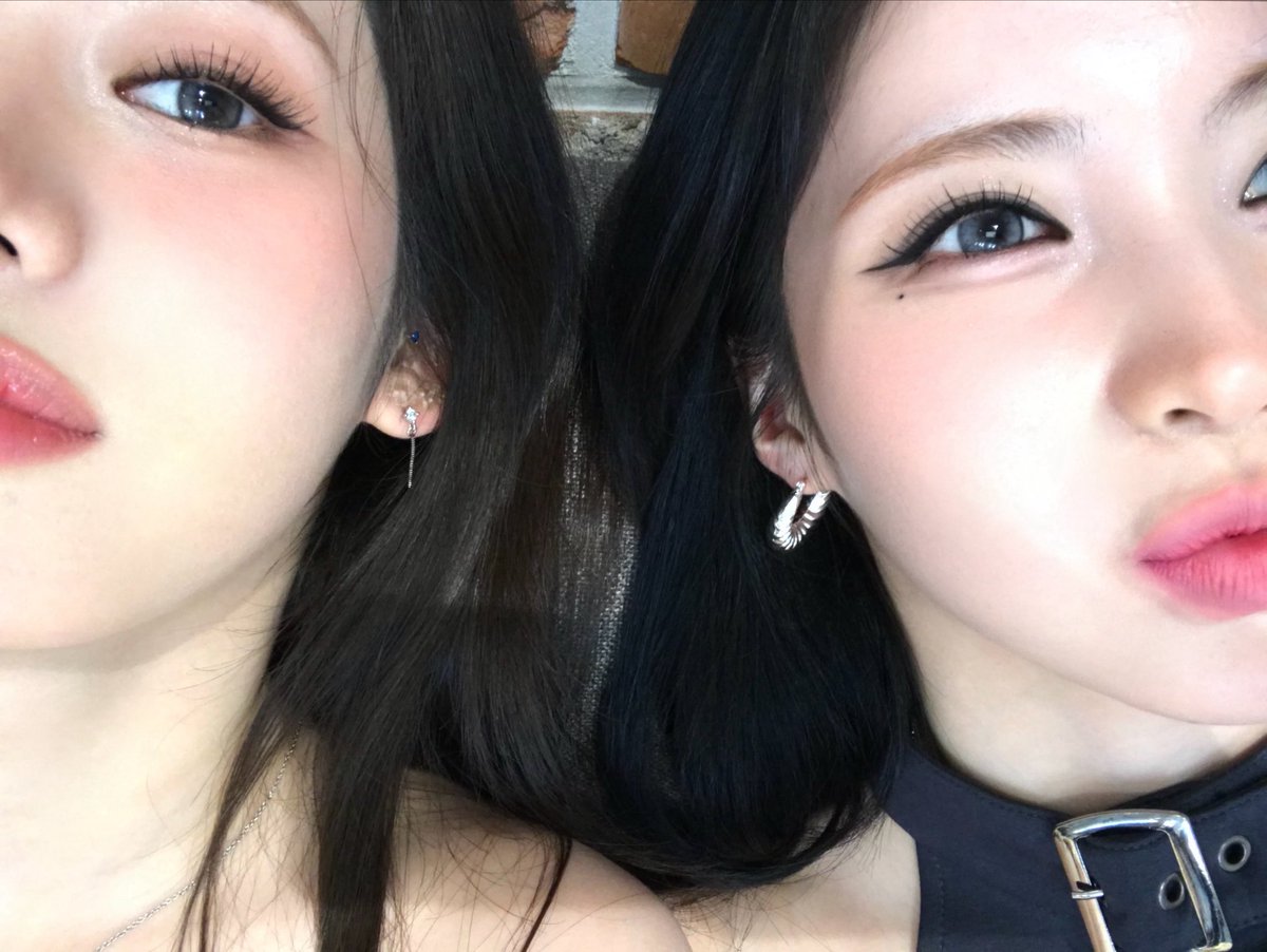 picbaemon's tweet photo. RORA WEVERSE UPDATE WITH ASA 

HBDASA😈🌸 https://t.co/9CVXCx6GH8