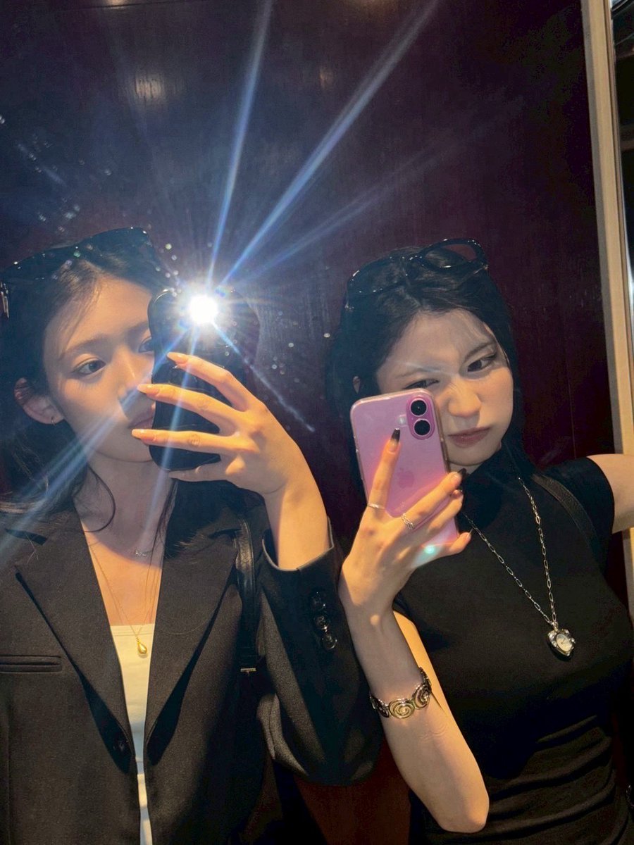 picbaemon's tweet photo. RORA WEVERSE UPDATE WITH ASA 

HBDASA😈🌸 https://t.co/9CVXCx6GH8