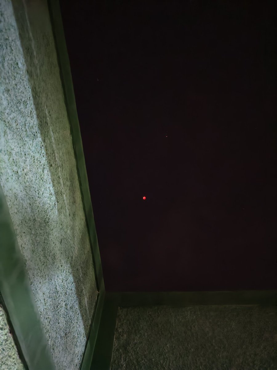 Anyelir_aja's tweet image. It looks like a floating marble.. Doesn't it? 
#bloodmoon