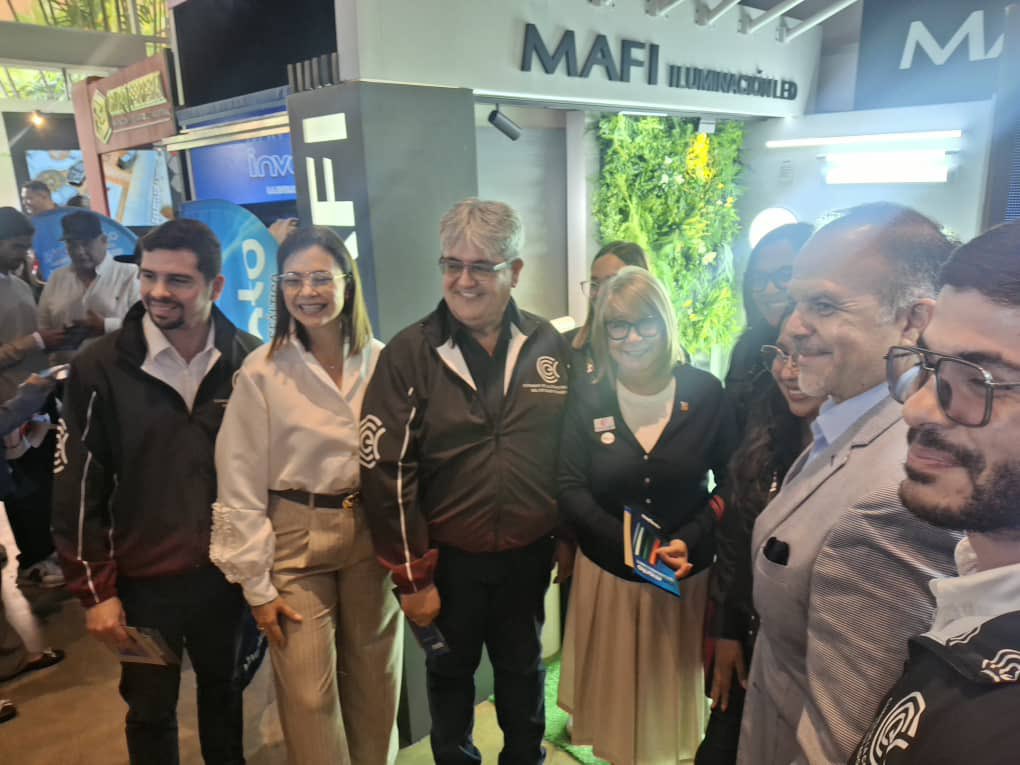 UCarabobo's tweet photo. Este jueves #16Abr, la rectora @jessydivo asistió a la inauguración de la 4ta. Edición del Gran Encuentro de Constructores de Carabobo, organizado por este gremio, encabezado por Gustavo Farache. https://t.co/zqaITiAfAd