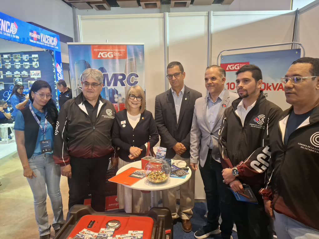 UCarabobo's tweet photo. Este jueves #16Abr, la rectora @jessydivo asistió a la inauguración de la 4ta. Edición del Gran Encuentro de Constructores de Carabobo, organizado por este gremio, encabezado por Gustavo Farache. https://t.co/zqaITiAfAd