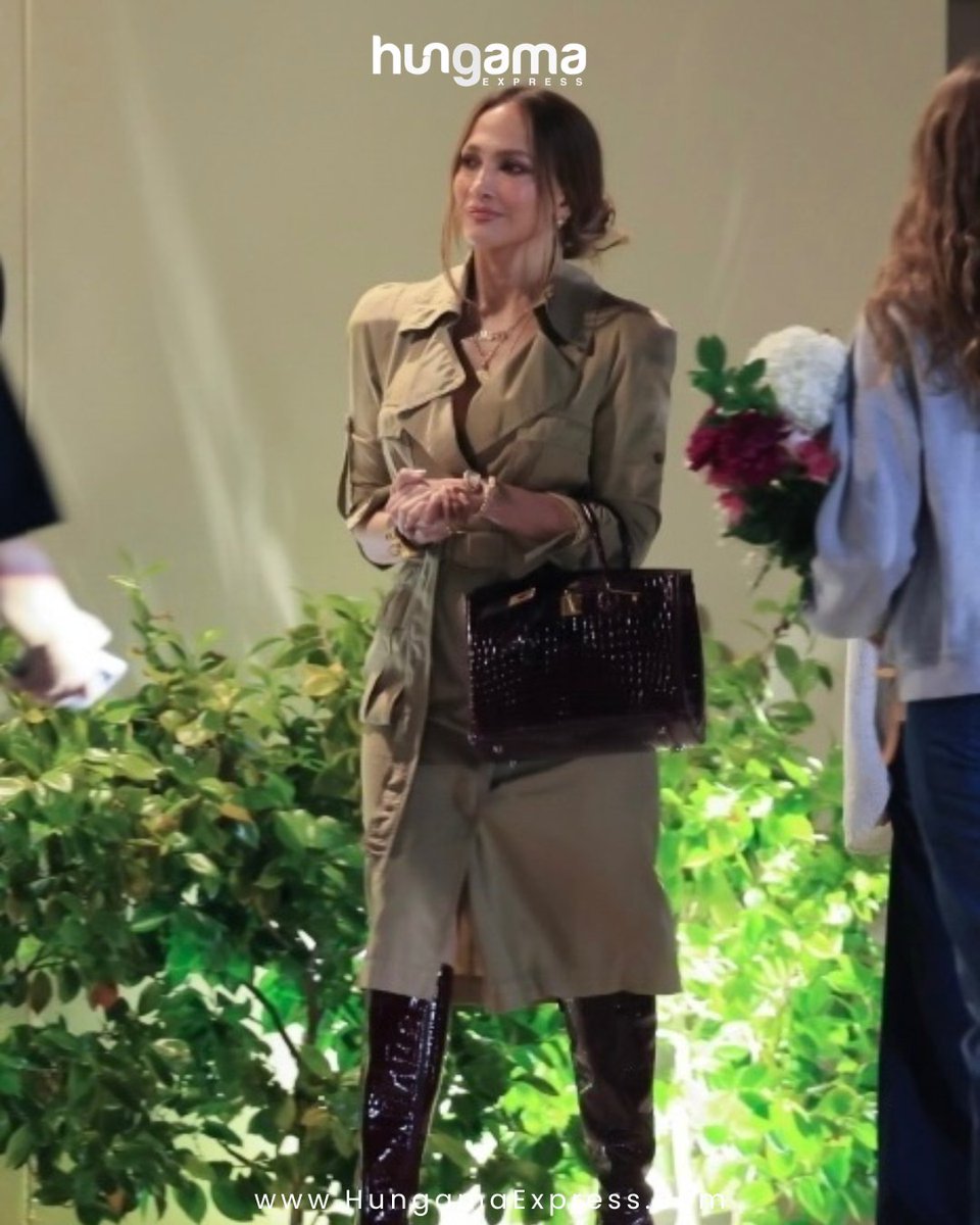 HungamaExpress's tweet image. Jennifer Lopez attended her child’s stage performance in Los Angeles, turning out for a family-focused outing.

Via @JLopezUpdate2/X

#JenniferLopez #FamilySupport #CelebrityParents #LosAngeles #CelebrityNews #HungamaExpress