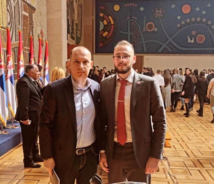 Čovek desno, Aleksandar Đurić, student doktorskih studija, je kao član izborne komisije brojao glasove. Očekujte našu reakciju, pravnu i svaku drugu.