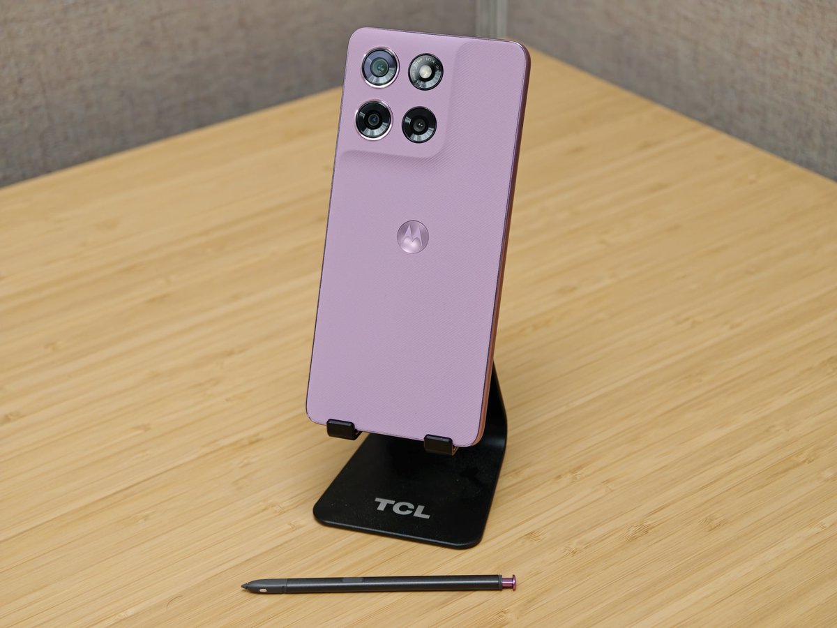 tkdsl8655's tweet image. Just unboxed this beautiful lavender @Moto phone! 🤩💜 The design is so sleek, and it feels amazing in hand, the #motogstylus 2026,  What do you think of this color? ✨📱 #NewPhone #TechGadget
youtube.com/shorts/0oCggwA…