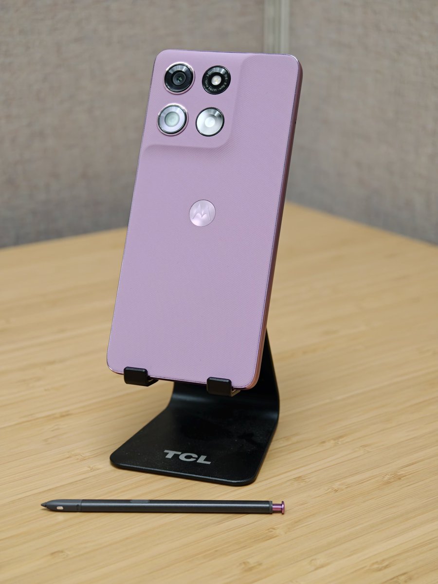 tkdsl8655's tweet image. Just unboxed this beautiful lavender @Moto phone! 🤩💜 The design is so sleek, and it feels amazing in hand, the #motogstylus 2026,  What do you think of this color? ✨📱 #NewPhone #TechGadget
youtube.com/shorts/0oCggwA…