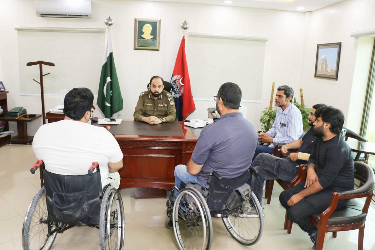 OfficialSPPO's tweet photo. چیئرمین پاکستان سپورٹس کونسل آغا حسنین رضا، صدر مائل اسٹون محمد شفیق الرحمن اور ان کی ٹیم نے ایڈیشنل آئی جی ساؤتھ پنجاب محمد کامران خان سے خصوصی ملاقات کی۔ ملاقات کے دوران باہمی دلچسپی کے امور اور کھیلوں کے فروغ پر تفصیلی تبادلۂ خیال کیا گیا۔
Muhammad Kamran Khan
#igsouthpunjab https://t.co/EWxGFg05zU