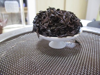 紅星 高山 金牡丹 中軽火（茶樓雨香）推し増し外山岩茶！昨年度は正直、持て余し気味だったけど、2５軽火は焼き上がりの美味しい肉みたいにサイコッチョーです。岩茶の良さを共有するに茶葉はケチらず、たっぷり目で体感ハジけます。外山だからと暗に貶すのではなくありのままの良さを享け止めたい。