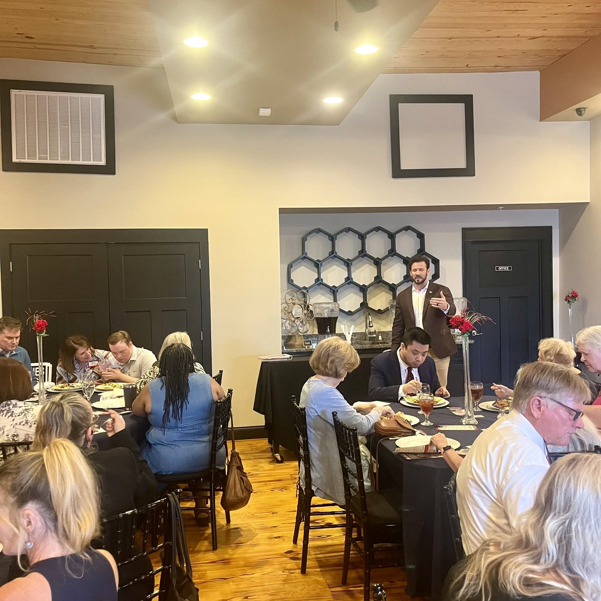 Great to be back in the Shoals with the Colbert County Republican Women!

We talked about what this campaign is really about: pushing back on the dysfunction in Washington and fighting for a future where our kids grow up safe, strong, and free.

With just 33 days until Election