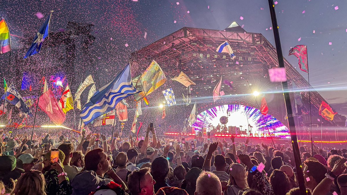 Clare 🌸🎡 tweet media