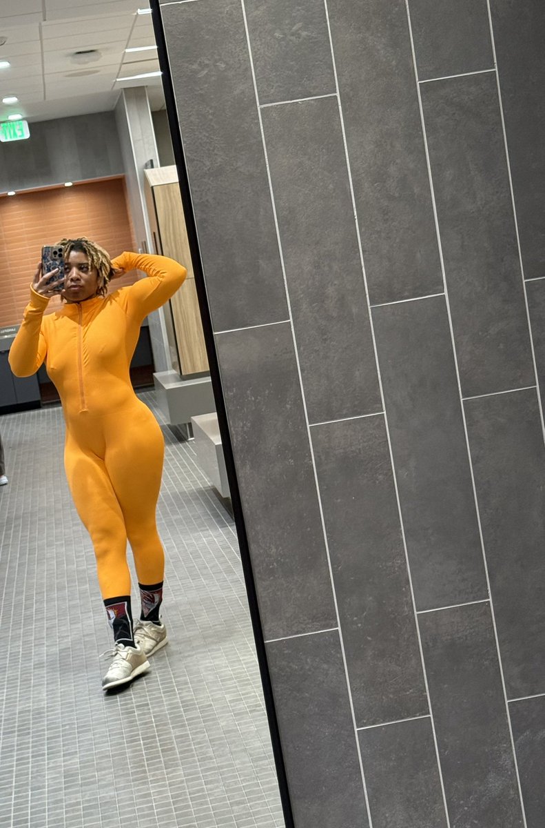 DiiLiite's tweet photo. New fit in [your] favorite color 🧡 https://t.co/r94mwoxZRA
