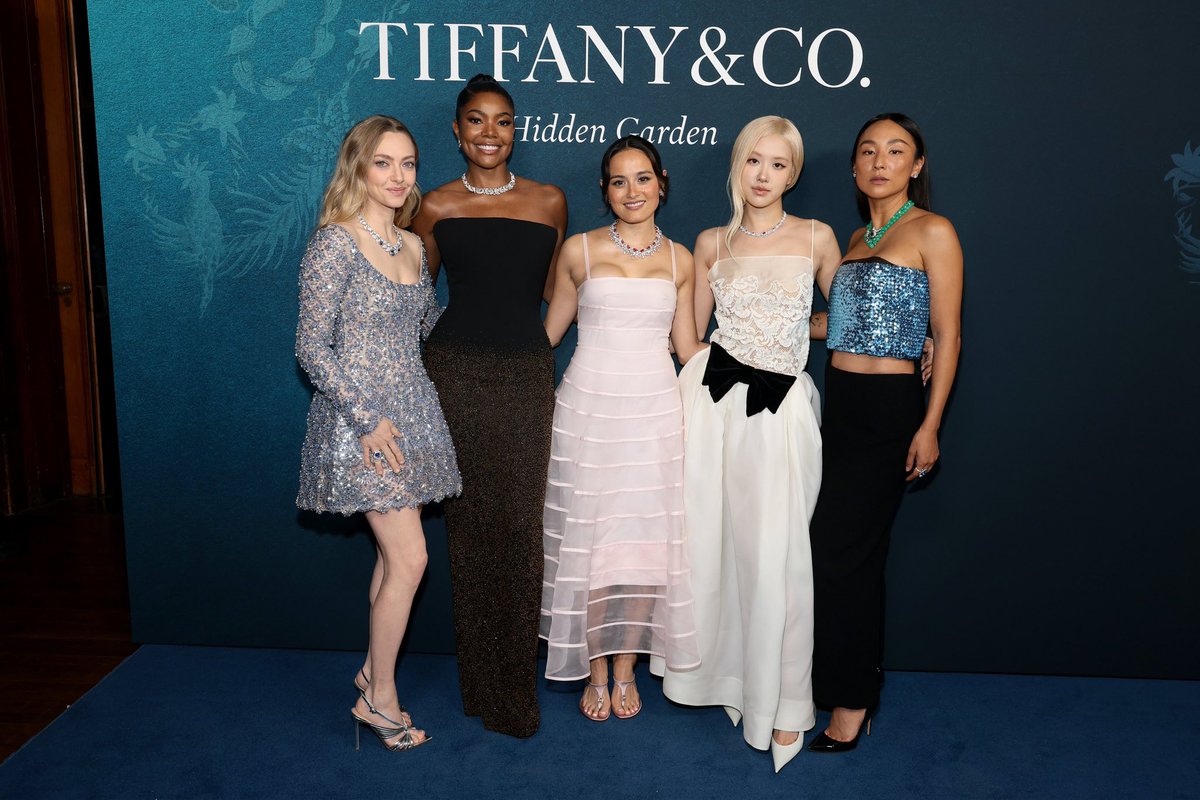 #ROSÉ junto a Amanda Seyfried, Gabrielle Union, Chase Sui Wonders y Greta Lee en el evento «Blue Book 2026: Hidden Garden» de Tiffany &amp; Co. celebrado en Nueva York.