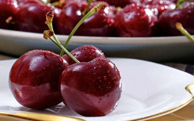 Thisisweinan's tweet image. From the Loess Plateau to the Middle East — one small cherry goes global. 🍒

Chengcheng cherries from Shaanxi make their first 2026 export to the UAE, bringing premium taste to desert markets.

#Cherries #FreshFruit #MadeInChina #UAE #FoodTrade
