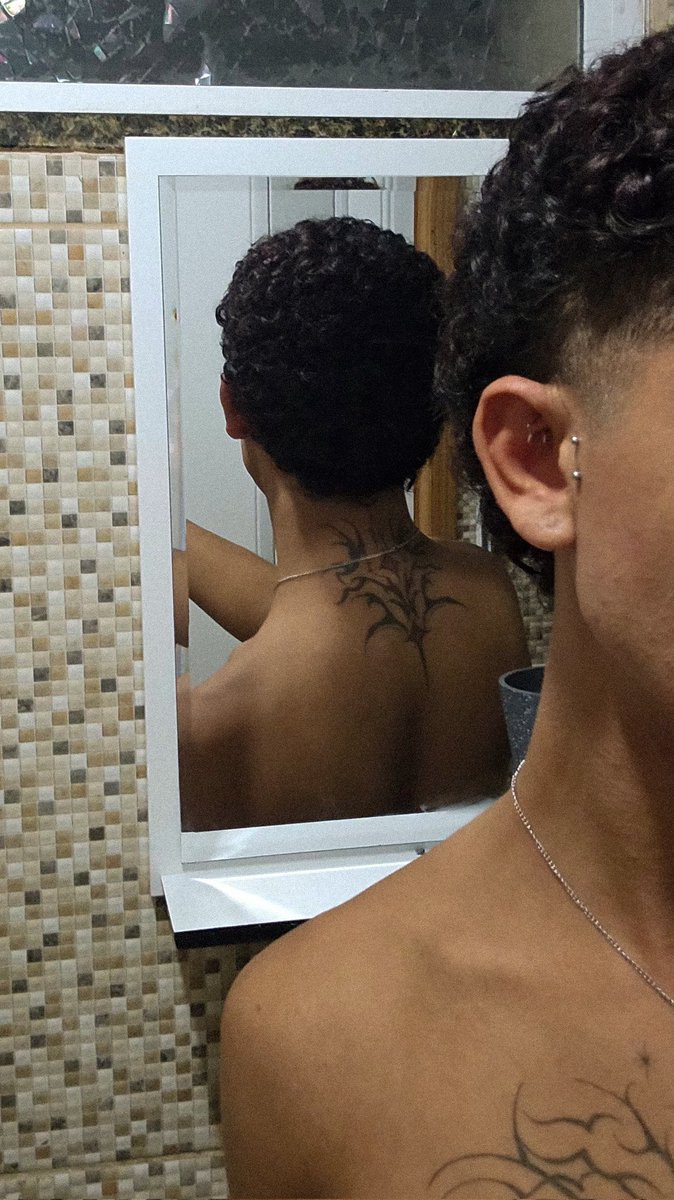 cabelo + piercing + tattoo = 🥴