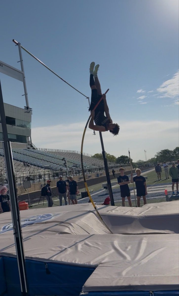 Aharman86's tweet photo. Great morning of pole vault for the Tigers at the district 03-04 Area meet in Weatherford! All 3 vaulted well and two went home as  Area Champs! Congrats to Sadie, Hunter and John!  #NotDoneYet @MISDathletics @Tigertrack_MHS @VaultCats https://t.co/FKhePawpNn
