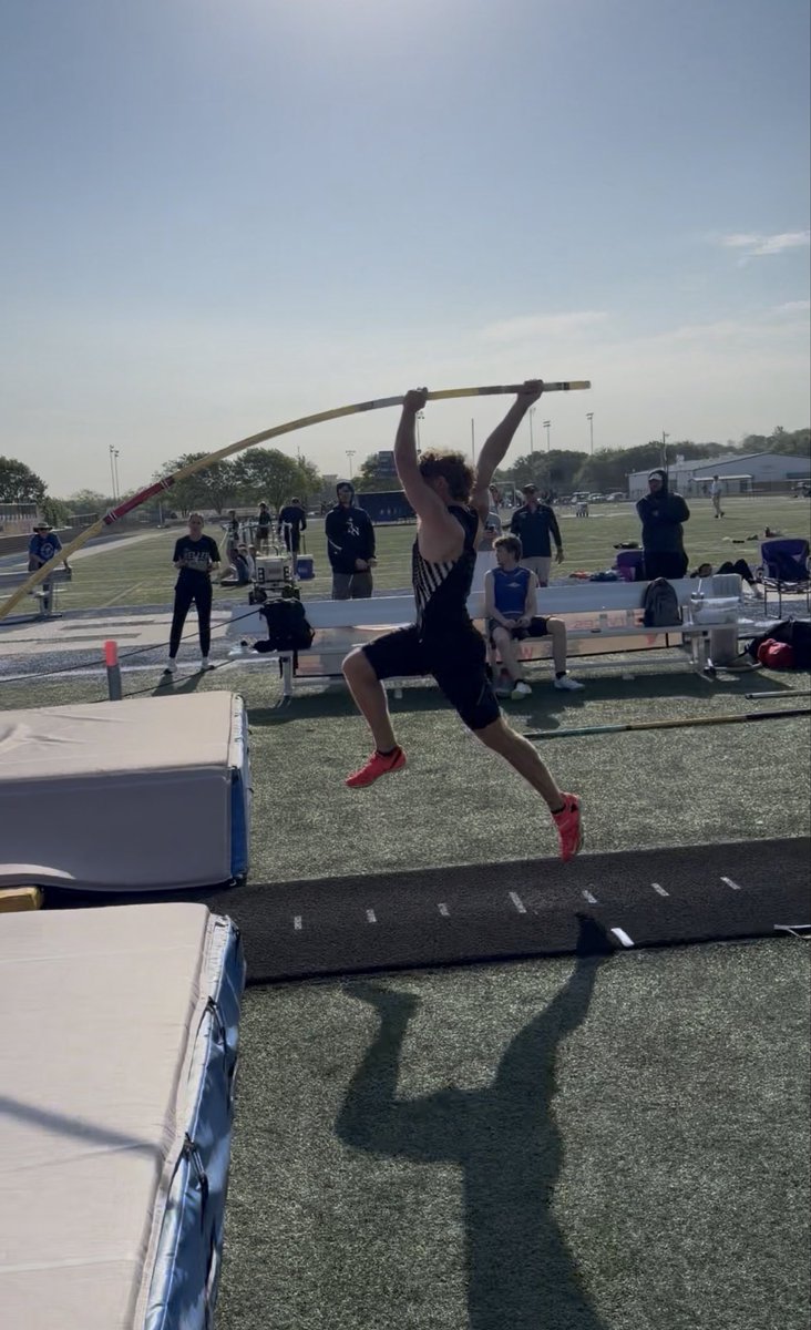 Aharman86's tweet photo. Great morning of pole vault for the Tigers at the district 03-04 Area meet in Weatherford! All 3 vaulted well and two went home as  Area Champs! Congrats to Sadie, Hunter and John!  #NotDoneYet @MISDathletics @Tigertrack_MHS @VaultCats https://t.co/FKhePawpNn