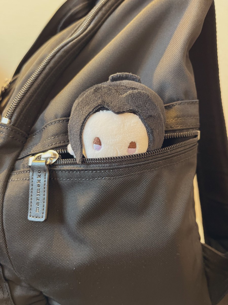 あっ！こら！仕事中はリュックの奥の方に隠れてなさいって言ったでしょ！