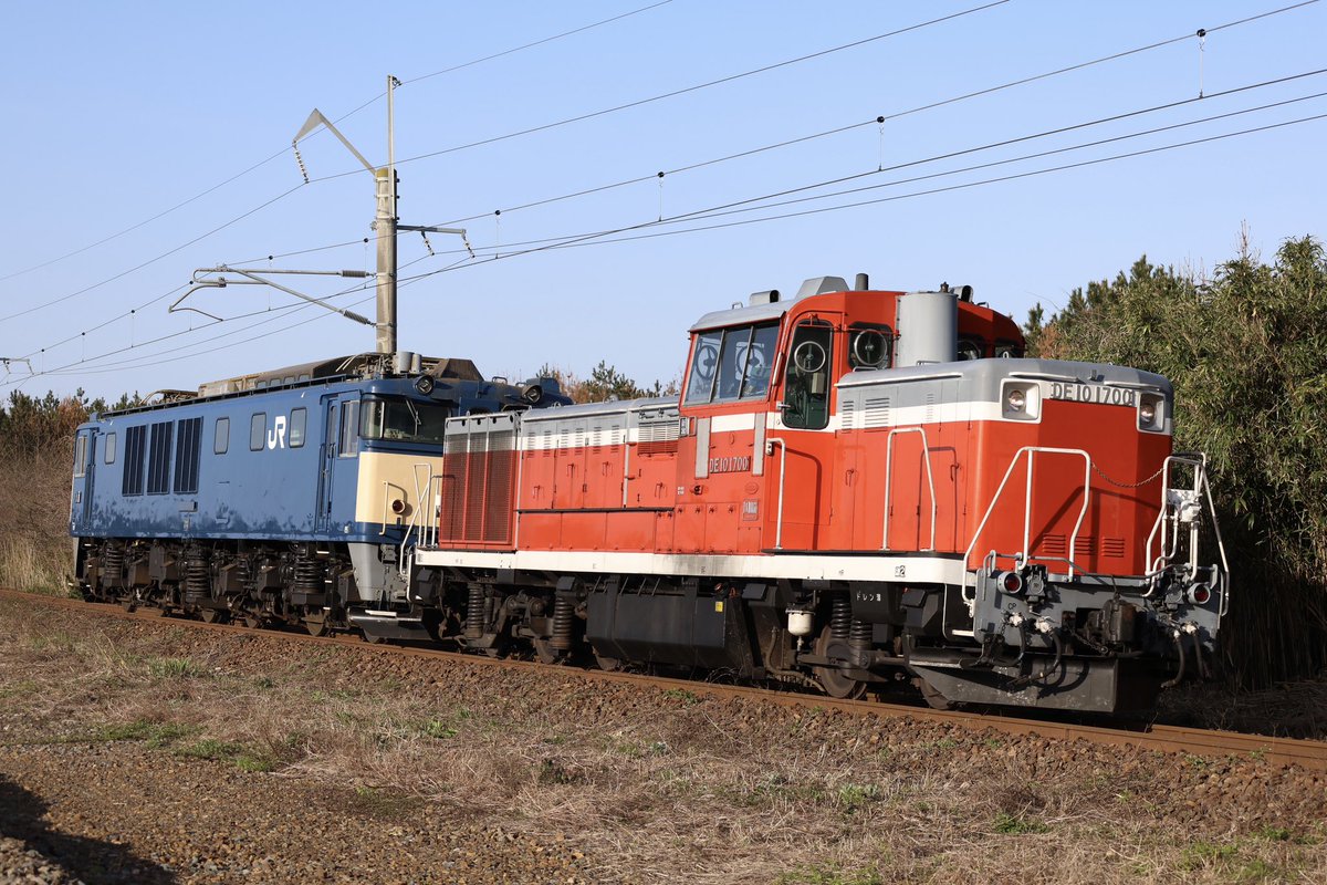 kouchan_tojo's tweet photo. 2026/4/17
配9821レ  DE10-1700[新潟]+EF64-1030[新潟]
EF64-1030AT入場配給(廃車回送)

本日は新潟で最後まで残ったEF64が旅立つとのことで秋田県まで。
今回はレンタカーを借り追っかけ3発、全て晴れで撮影できました！
これにてJR東日本よりEF64は消滅。今までありがとうございました👋🥲 https://t.co/G7jeHCpF8p