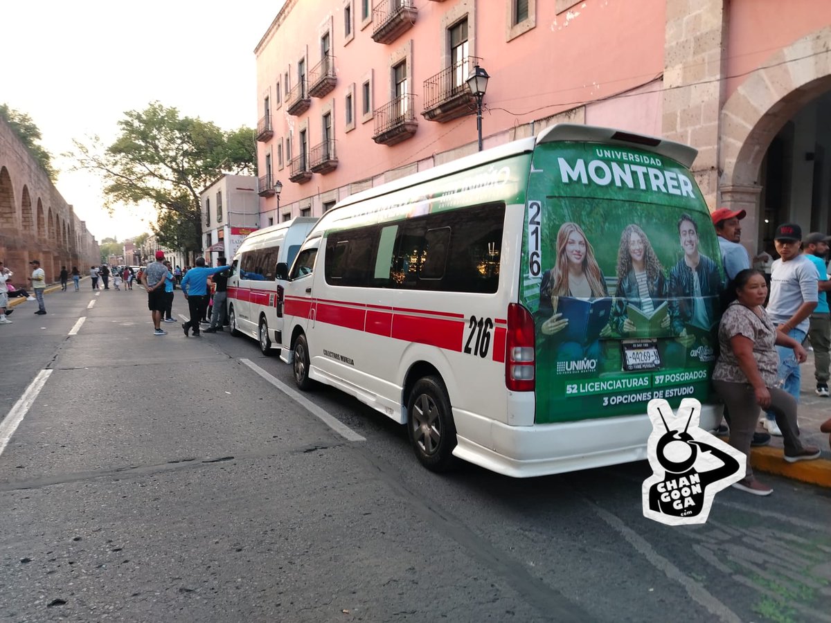 #Morelia ¿Ahorita ya se tardó en pasar tu combi...? 🤨🕜🤔 Probablemente es porque anda bien ocupada trasladando gente al evento de Alfonso Martínez, donde decenas de unidades trasladan a morelian@s a su mitín en Plaza Morelos: