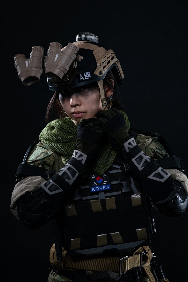Dino_Da_Game's tweet photo. Cosplayer vs Cosplay https://t.co/qTXMSXuJxj