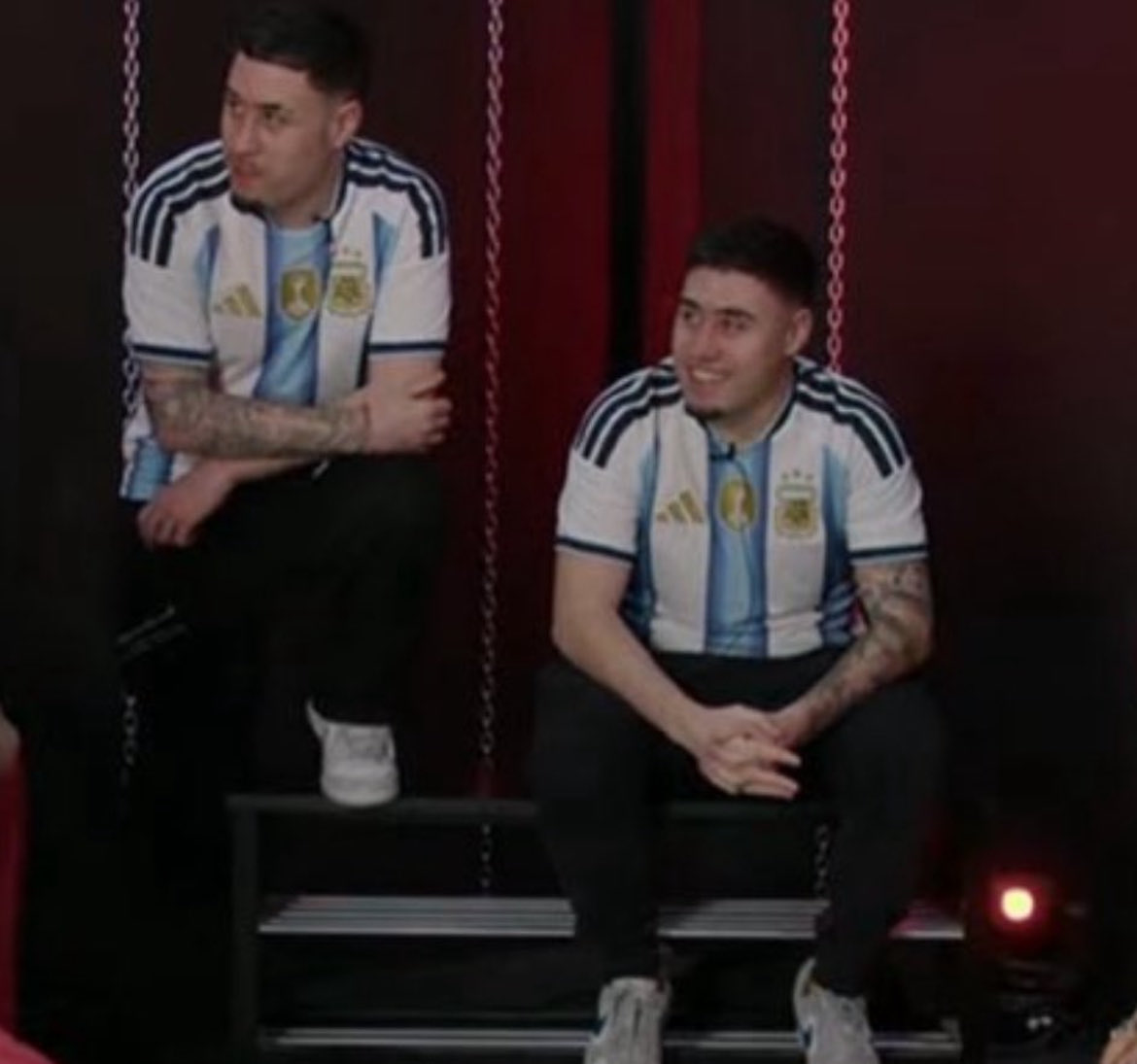 Los gemelos llegaron a la gala con la de ARGENTINA

diciendo que FURIA y COTY se estan comiendo el REALITY adelante de todos

oh MOTHERS
#CARCELGEMELOS