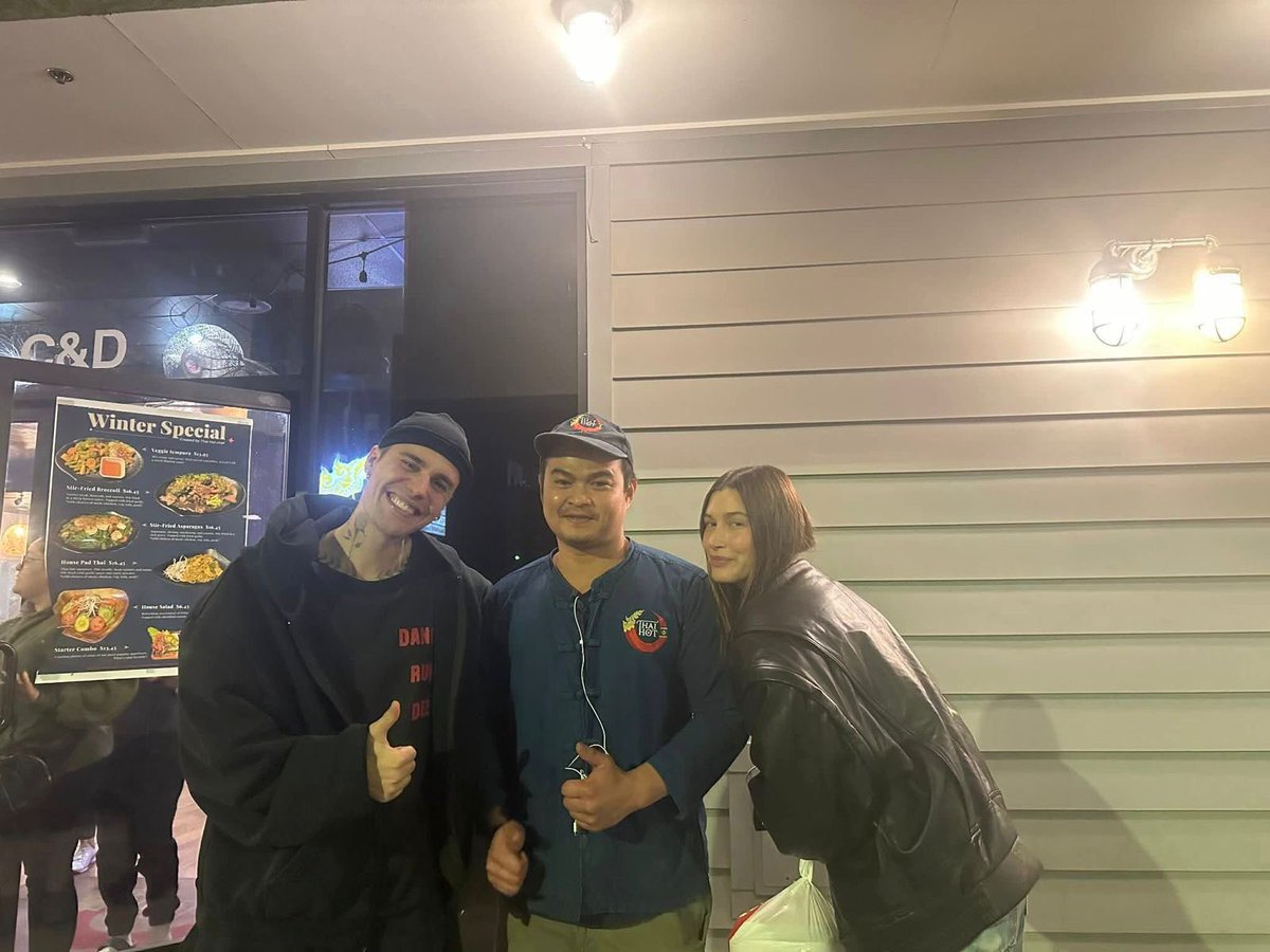 La sonrisa de Justin Bieber y Hailey Bieber con un fan.