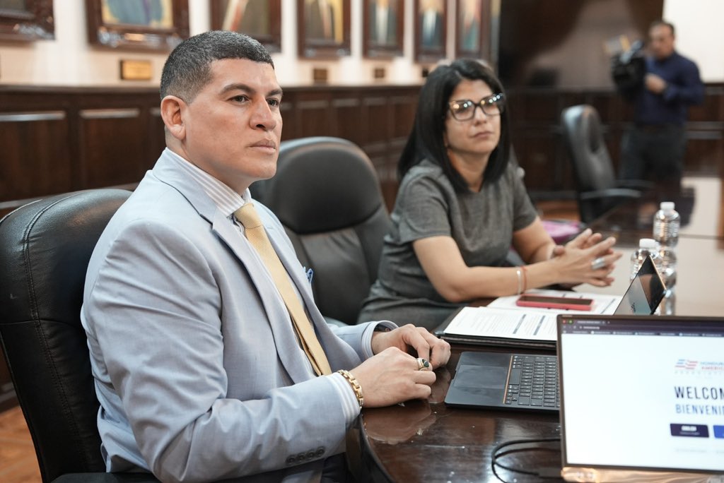 hn_congreso's tweet photo. 🇭🇳🤝🏻🇺🇸Relaciones Internacionales | La vicepresidenta del Congreso Nacional, Lissi Cano, se reunió con representantes de la Asociación Hondureña Americana, liderada por Jay Miranda, con el objetivo de fortalecer vínculos con la diáspora en Estados Unidos, destacando iniciativas para visibilizar el aporte de los hondureños en el exterior y promover inversión y desarrollo en el país.

Un Nuevo Congreso por Honduras.