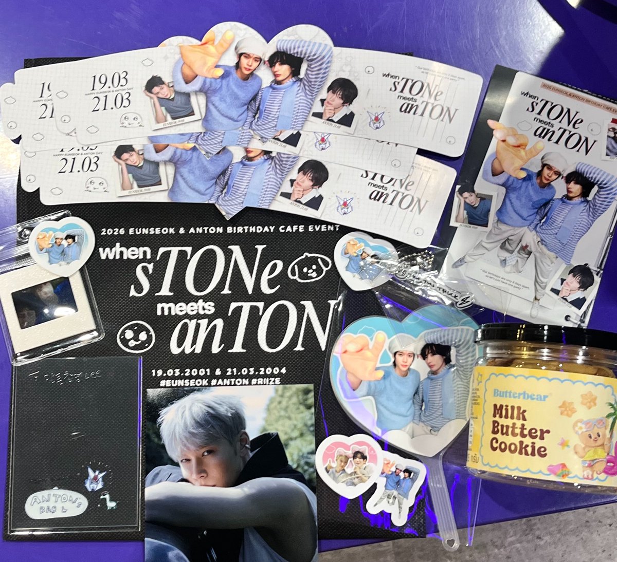 ALLINEUNSEOK's tweet photo. I got #When_sTONe_meets_anTON ‘s eunseok & anton bday cafe event merchandise !! 😆 i’m sOOO HAPPPY and the fankit is sooo many and cute!! 🤩😍 thankyouuuu😘😍 love love love 🤍💙 #투톤즈 #2TONZ #은석 #앤톤 https://t.co/zvXSioYy0f