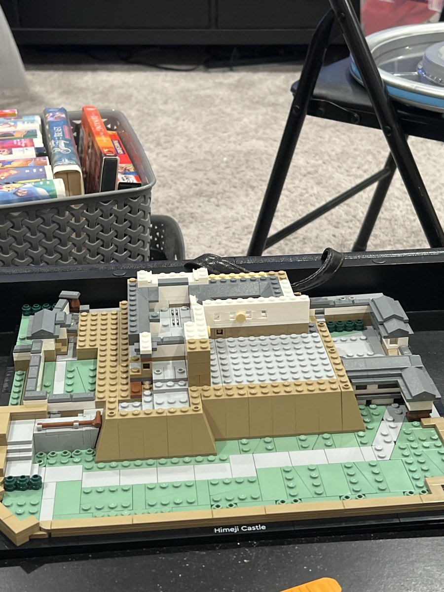 Andyoko601's tweet photo. Currently working on the Himeji Castle Lego set it’s so much fun https://t.co/YsltpkN85T