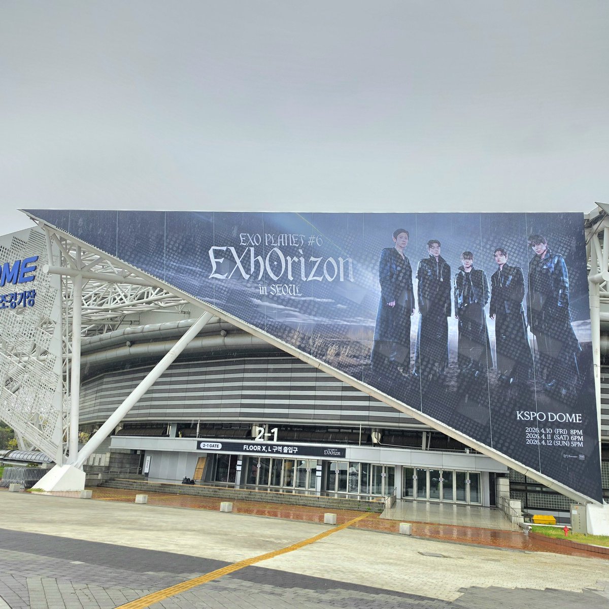 yushies's tweet photo. same day last week it was exo holding their kick off concert in kspo, today its nct wish finishing off their successful tour. 🥹

it must be really nice to live in korea for at least a month to witness both of these in person. ☹️💗 https://t.co/fpy28FgCju