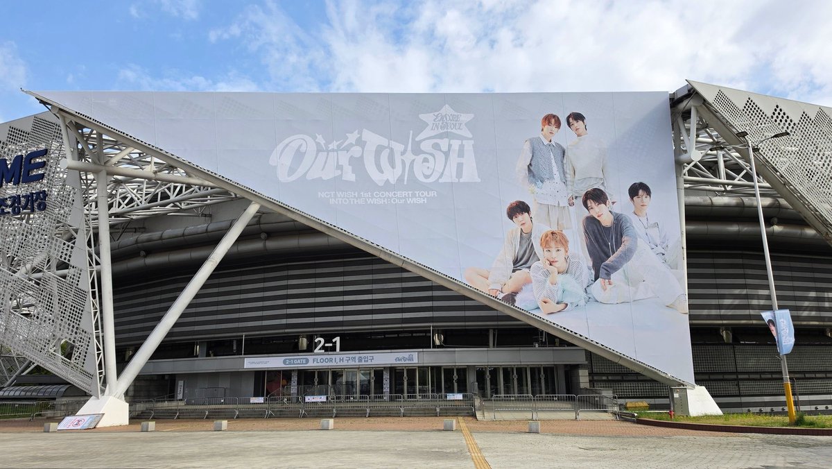 yushies's tweet photo. same day last week it was exo holding their kick off concert in kspo, today its nct wish finishing off their successful tour. 🥹

it must be really nice to live in korea for at least a month to witness both of these in person. ☹️💗 https://t.co/fpy28FgCju