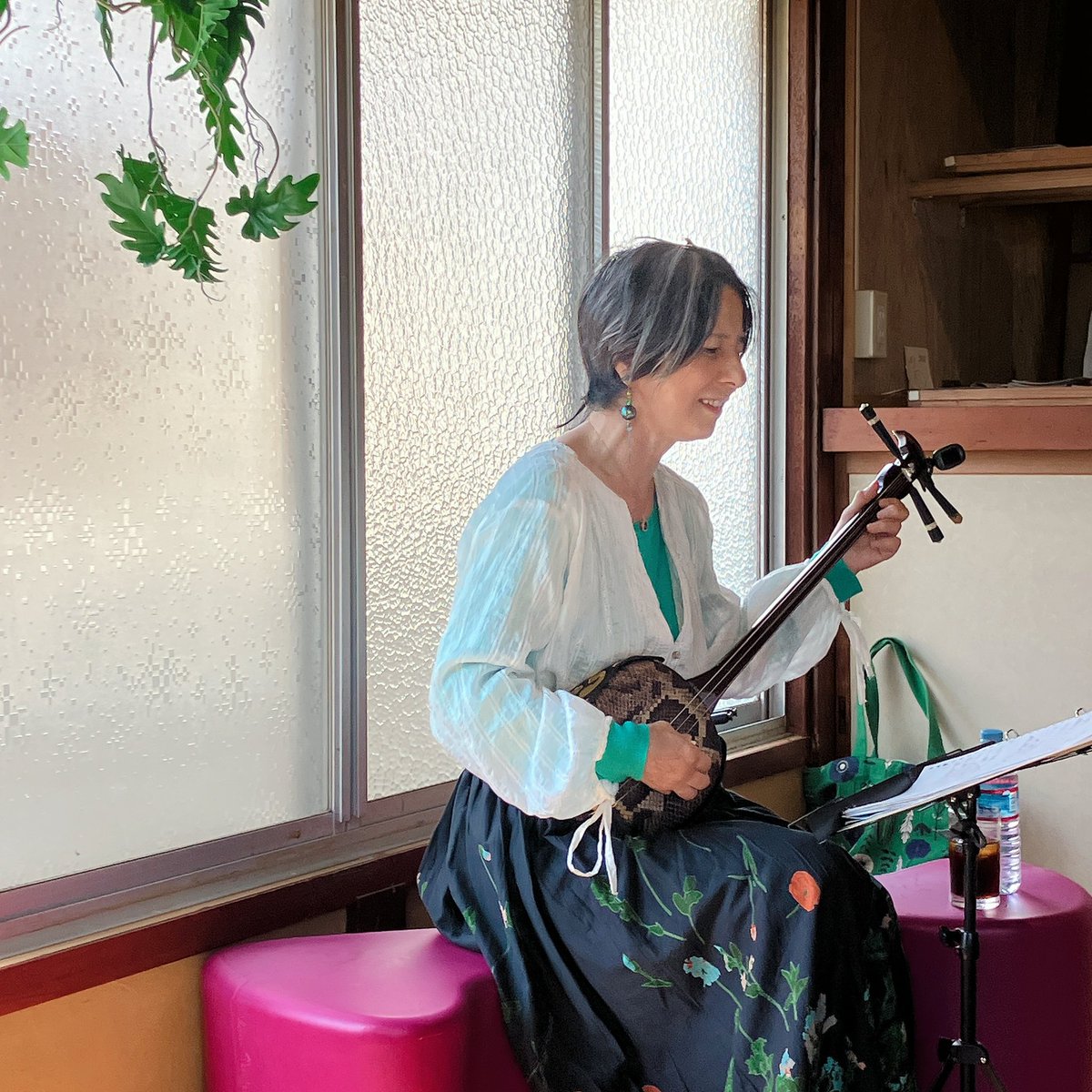 snack_uno_0801's tweet image. RINさんの三線ライブ✨
4月16日に「ゲストハウス グランドワーク」さんにて行われました☺️
大豆コーヒーを美味しくいただきながら、アットホームで穏やかな時間と三線の音に心地の良い気持ちになりました☺️
(リプ欄に続きます⬇️)

 #RIN さん  #三線  #グランドワーク  #湯河原