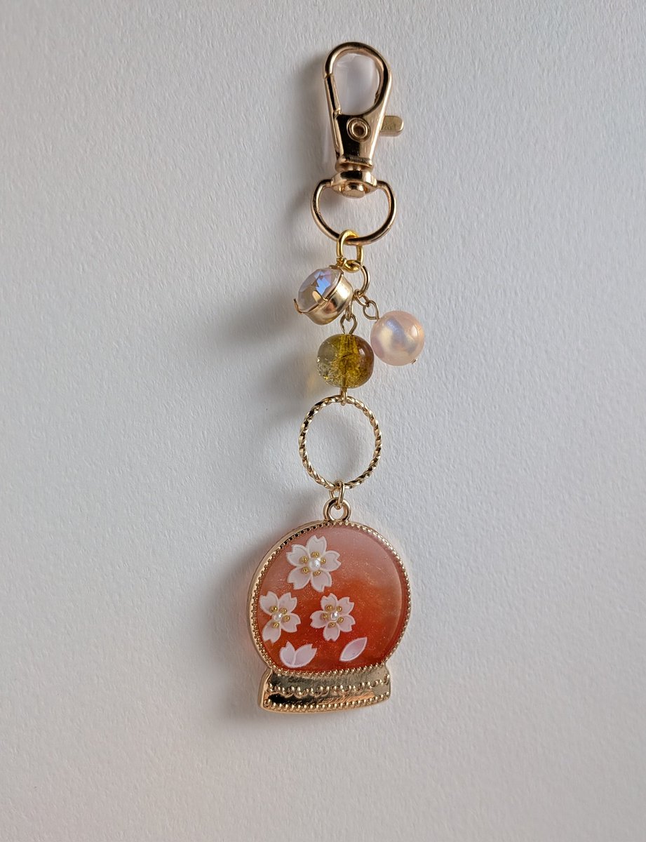 hatatm3's tweet photo. 【夕暮れのドーム✽黄昏桜のバッグチャーム】をminneにて販売を始めました！

桜×夕暮れの空を閉じこめてみました🌸✨️
ご興味のある方はお気軽ご閲覧くださいませ♪
https://t.co/UUsboGcIlh

#ハンドメイドアクセサリー
#桜
#minne https://t.co/v6ZNTj28sE