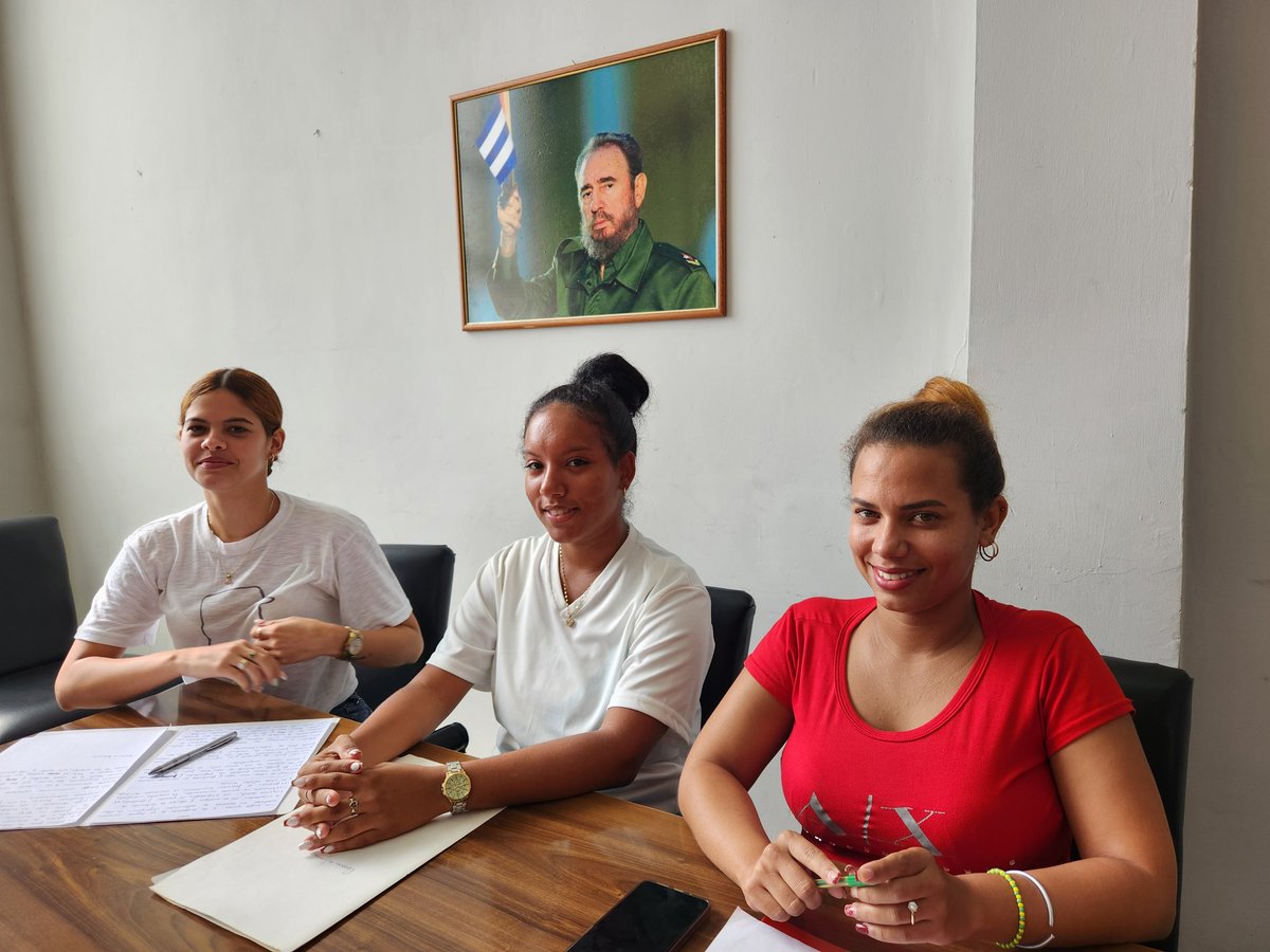 Jóvenes del tribunal celebraron el encuentro “Raíces de Revolución en Nuevos Tiempos”, reafirmando que la proclamación socialista sigue viva en cada generación.  

La historia se defiende con conciencia, unidad y compromiso.  
 #GirónDeVictorias #SantiagoDeCuba
<a href="/TSupremoCU/">TSupremoCU</a>