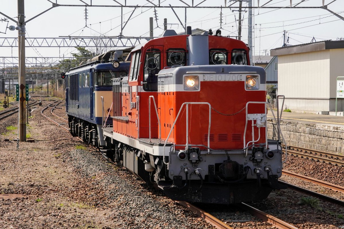 k87t_'s tweet photo. 配9821 EF64 AT入場(廃車回送)
DE10-1700+EF64-1030

2026/04/17 @土崎 https://t.co/uxDpsccYMV