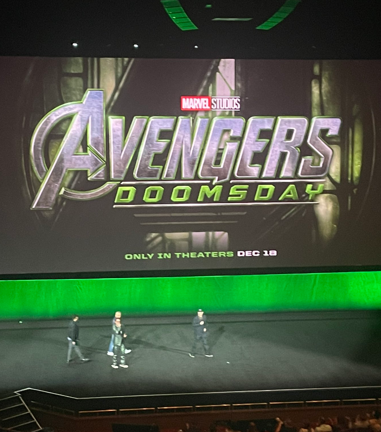 SiteJamesons's tweet photo. Deixa eu contar pra vocês, tava lendo os relatos de quem estava na apresentação da Marvel na Cinemacon e assim... todo mundo é unânime em dizer que o hype naquela sala foi um negócio ABSURDO,

Segundo relatos, até mesmo os próprios funcionários do evento, que estavam lá apenas para trabalhar, se renderam ao ao hype durante a exibição do trailer de Vingadores: Dr. Destino. Eles estavam vibrando em cada nova cena, junto com jornalistas, influenciadores e a plateia geral.

E então aconteceu algo que, sinceramente, acho que foi inédito na história da Cinemacon: após o trailer terminar, a reação foi tão explosiva que o público começou a pedir em coro para assistir novamente. E a Marvel, percebendo a energia da sala, não hesitou e colocou o trailer para rodar uma segunda vez.

Gente, sério, não há mais dúvidas: Vingadores: Doutor Destino já nasce fadado ao sucesso. E sem sombra de dúvidas será o maior filme de 2026.